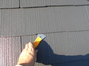屋根の縁切り作業の様子