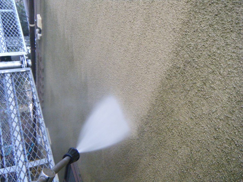 外壁の高圧洗浄の様子